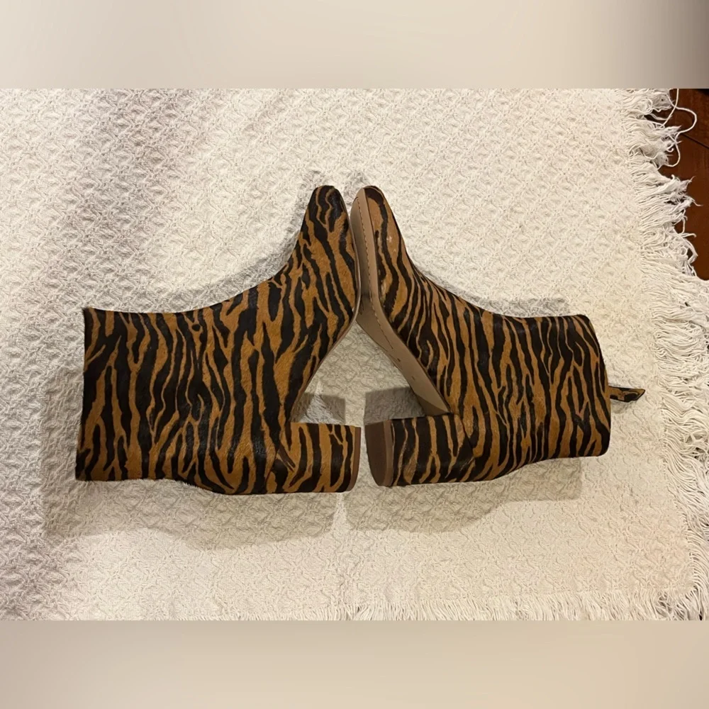 Splendid animal pattern ankle boots/ booties: tiger & leopard patterns. Size 6